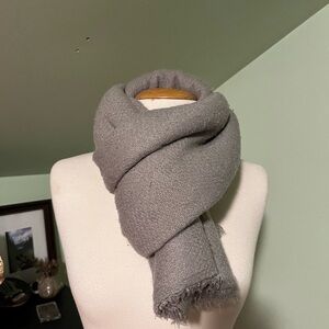 Men’s gray scarf